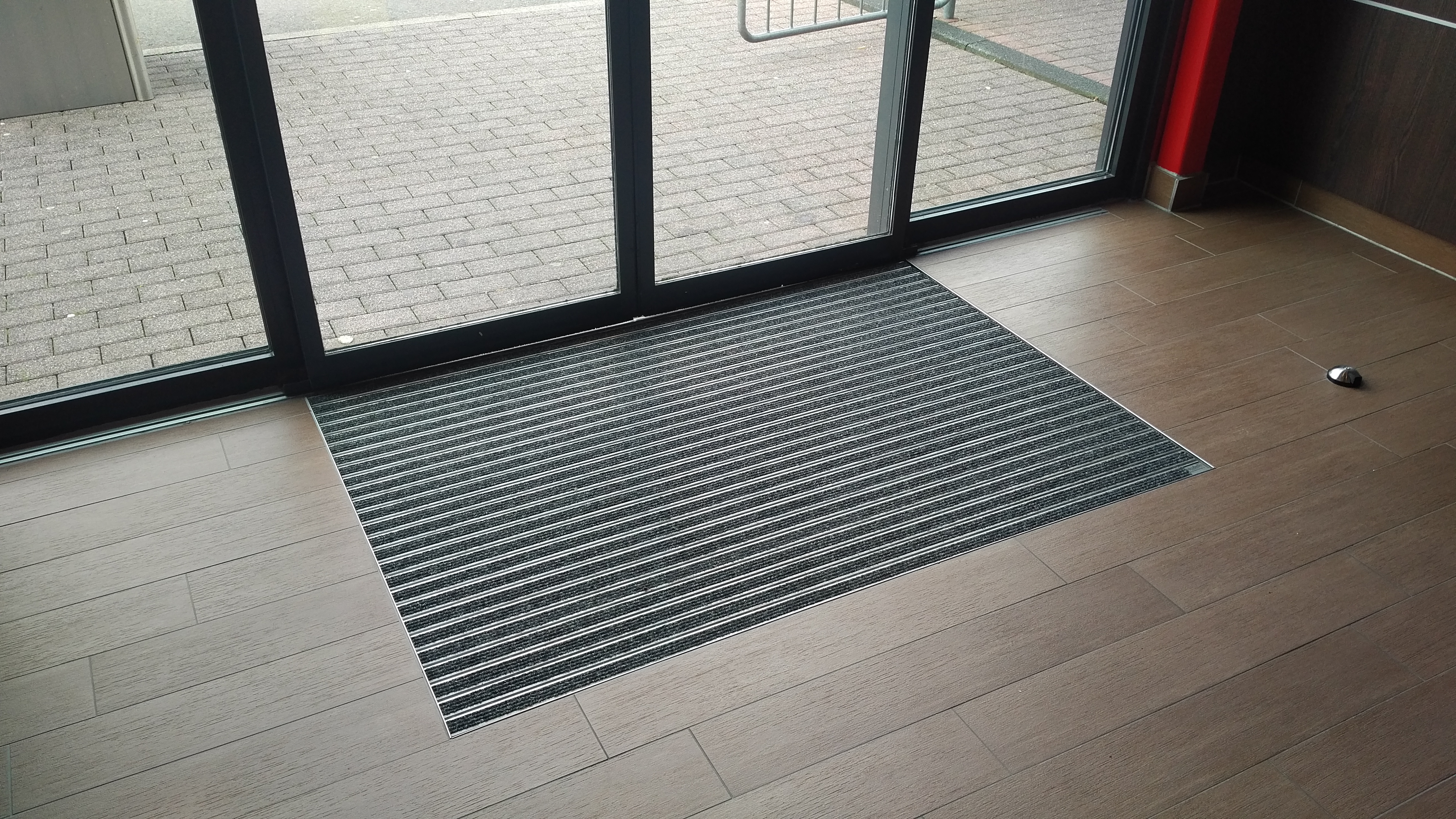 Aluprofilmatte mit Ripseinlage im Fast Food Restaurant
